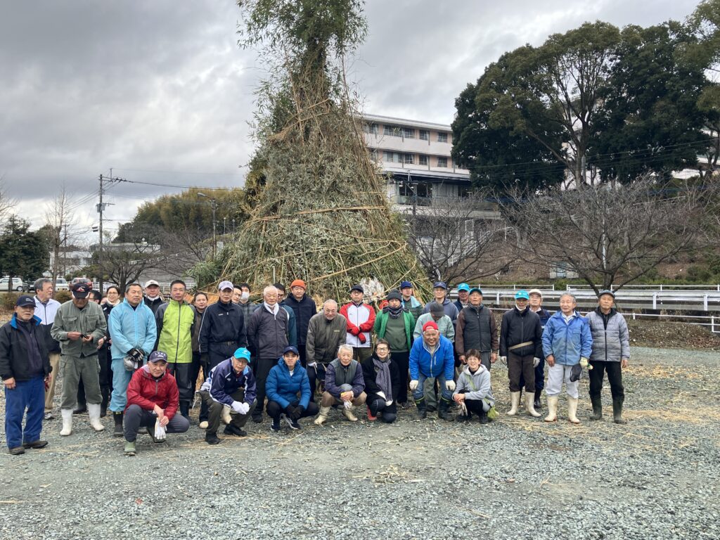 「どんどや」　炎を囲んで新年の健康と幸せを願う🔥の投稿のサムネイル